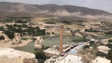 Palu: Şehir merkezine 77 km uzaklıkta. Murat Nehri, 410 km yüzey alanına sahip ilçenin ortasından geçer. Palu deniz seviyesinden 844 metre yukarıda..
