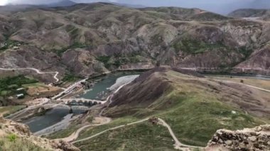 Palu: Şehir merkezine 77 km uzaklıkta. Murat Nehri, 410 km yüzey alanına sahip ilçenin ortasından geçer. Palu deniz seviyesinden 844 metre yukarıda..