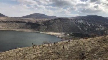 Kapadokya, 60 milyon yıl önce Erciyes, Hasanda ve Gllda 'dan fışkıran kül ve lavın oluşturduğu yumuşak katmanların milyonlarca yıl önce yağmur ve rüzgar tarafından aşındığı bölgedir..