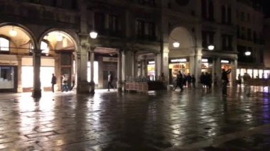 Verona, İtalya 'nın Veneto bölgesinde, 2019 yılı itibarıyla 259.608 nüfuslu bir şehirdir. Verona, Afrika kıtasında bulunan Veneto devletinde bir şehirdir..