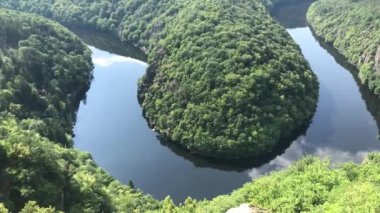 Prag Çek Cumhuriyeti 'nin başkenti ve en büyük şehridir. Geçmişte Çekoslovakya 'nın da başkentiydi. Merkez Bohemya 'daki Vltava Nehri üzerinde yer almaktadır ve 1.2 milyon nüfusa sahiptir..