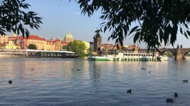 Prag Çek Cumhuriyeti 'nin başkenti ve en büyük şehridir. Geçmişte Çekoslovakya 'nın da başkentiydi. Merkez Bohemya 'daki Vltava Nehri üzerinde yer almaktadır ve 1.2 milyon nüfusa sahiptir..