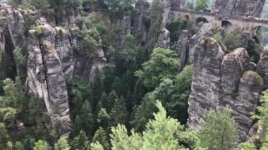 Prag Çek Cumhuriyeti 'nin başkenti ve en büyük şehridir. Geçmişte Çekoslovakya 'nın da başkentiydi. Merkez Bohemya 'daki Vltava Nehri üzerinde yer almaktadır ve 1.2 milyon nüfusa sahiptir..