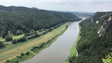 Prag Çek Cumhuriyeti 'nin başkenti ve en büyük şehridir. Geçmişte Çekoslovakya 'nın da başkentiydi. Merkez Bohemya 'daki Vltava Nehri üzerinde yer almaktadır ve 1.2 milyon nüfusa sahiptir..
