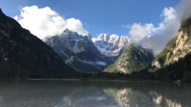 Dolomitler, İtalya 'nın kuzeydoğusunda bir sıradağdır. Doğuda Adige Nehri ve güneyde Puster Vadisi ile çevrili Alpler 'in bir parçasıdır..