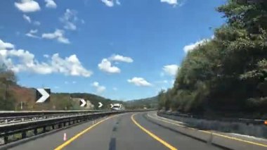 Dolomitler, İtalya 'nın kuzeydoğusunda bir sıradağdır. Doğuda Adige Nehri ve güneyde Puster Vadisi ile çevrili Alpler 'in bir parçasıdır..