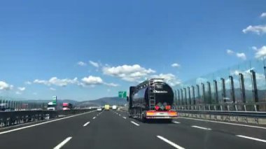 Dolomitler, İtalya 'nın kuzeydoğusunda bir sıradağdır. Doğuda Adige Nehri ve güneyde Puster Vadisi ile çevrili Alpler 'in bir parçasıdır..