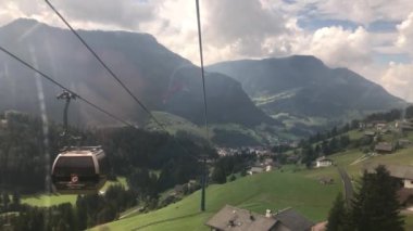 Dolomites grubu İtalya 'nın Belluno, Güney Tyrol ve Trentino bölgelerinde yer almaktadır. 2009 yılında Dünya Mirası olarak ilan edildi..