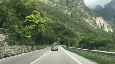 Dolomites grubu İtalya 'nın Belluno, Güney Tyrol ve Trentino bölgelerinde yer almaktadır. 2009 yılında Dünya Mirası olarak ilan edildi..