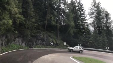 Dolomites grubu İtalya 'nın Belluno, Güney Tyrol ve Trentino bölgelerinde yer almaktadır. 2009 yılında Dünya Mirası olarak ilan edildi..