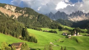 Dolomites grubu İtalya 'nın Belluno, Güney Tyrol ve Trentino bölgelerinde yer almaktadır. 2009 yılında Dünya Mirası olarak ilan edildi..