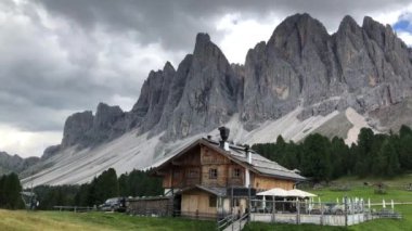 Dolomites grubu İtalya 'nın Belluno, Güney Tyrol ve Trentino bölgelerinde yer almaktadır. 2009 yılında Dünya Mirası olarak ilan edildi..