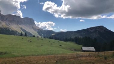 Dolomites grubu İtalya 'nın Belluno, Güney Tyrol ve Trentino bölgelerinde yer almaktadır. 2009 yılında Dünya Mirası olarak ilan edildi..