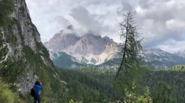 Dolomites grubu İtalya 'nın Belluno, Güney Tyrol ve Trentino bölgelerinde yer almaktadır. 2009 yılında Dünya Mirası olarak ilan edildi..