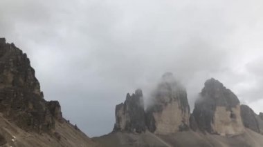 Dolomites grubu İtalya 'nın Belluno, Güney Tyrol ve Trentino bölgelerinde yer almaktadır. 2009 yılında Dünya Mirası olarak ilan edildi..