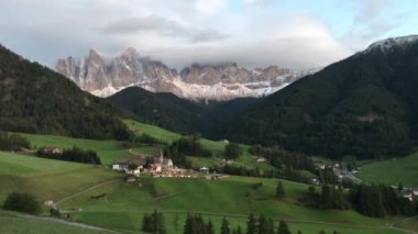 Dolomites grubu İtalya 'nın Belluno, Güney Tyrol ve Trentino bölgelerinde yer almaktadır. 2009 yılında Dünya Mirası olarak ilan edildi..