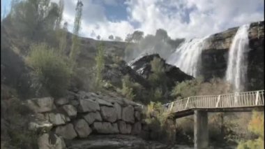 Tortum Şelalesi, Tortum Gölü 'nün Tev Vadisi' ndeki heyelan kütlesinin üzerine dökülmesiyle oluşmuştur. Genişliği 21 metre ve yüksekliği 48 metredir..