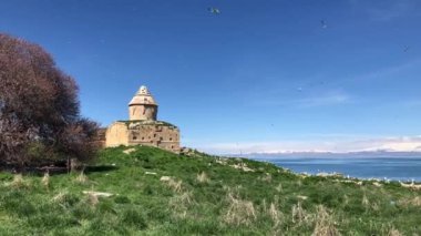 Van Gölü 'ndeki dört büyük adadan biri olan Carpanak, ziyaretçilerine dokunulmamış doğası ve dokusuyla eşsiz bir güzellik sunuyor..