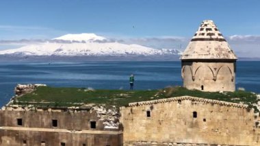 Van Gölü 'ndeki dört büyük adadan biri olan Carpanak, ziyaretçilerine dokunulmamış doğası ve dokusuyla eşsiz bir güzellik sunuyor..