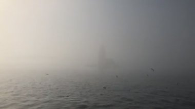 Bakire Kulesi dünyanın en çok fotoğraflanan yerlerinden biri, sisli bir gün..