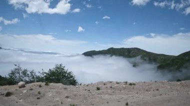 Türkiye 'deki Kackar Dağları ve çevresinde platolar, göller ve nehirler bulunan doğal manzarası.