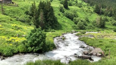 Türkiye 'deki Kackar Dağları ve çevresinde platolar, göller ve nehirler bulunan doğal manzarası.