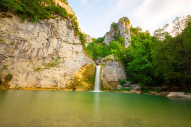 Kastamonu Pnarba 'dan 12 kilometre uzaklıktaki Ilca Köyü sınırları içinde yer alan lica Şelalesi 15 metre yükseklikten düşer..