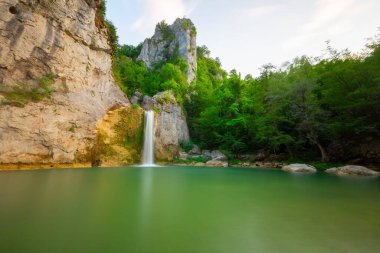 Kastamonu Pnarba 'dan 12 kilometre uzaklıktaki Ilca Köyü sınırları içinde yer alan lica Şelalesi 15 metre yükseklikten düşer..