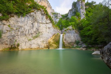 Kastamonu Pnarba 'dan 12 kilometre uzaklıktaki Ilca Köyü sınırları içinde yer alan lica Şelalesi 15 metre yükseklikten düşer..