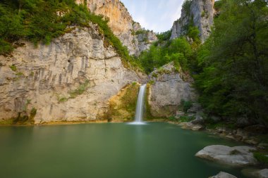 Kastamonu Pnarba 'dan 12 kilometre uzaklıktaki Ilca Köyü sınırları içinde yer alan lica Şelalesi 15 metre yükseklikten düşer..