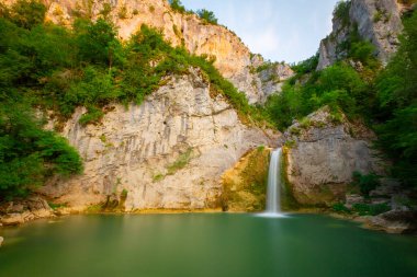 Kastamonu Pnarba 'dan 12 kilometre uzaklıktaki Ilca Köyü sınırları içinde yer alan lica Şelalesi 15 metre yükseklikten düşer..