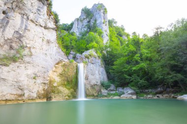 Kastamonu Pnarba 'dan 12 kilometre uzaklıktaki Ilca Köyü sınırları içinde yer alan lica Şelalesi 15 metre yükseklikten düşer..
