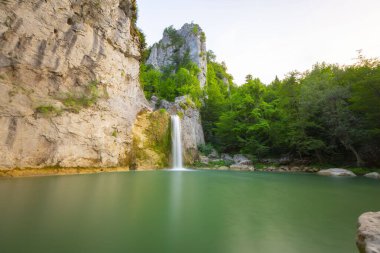 Kastamonu Pnarba 'dan 12 kilometre uzaklıktaki Ilca Köyü sınırları içinde yer alan lica Şelalesi 15 metre yükseklikten düşer..