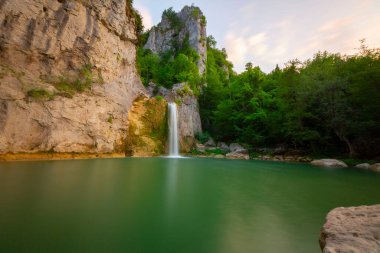 Kastamonu Pnarba 'dan 12 kilometre uzaklıktaki Ilca Köyü sınırları içinde yer alan lica Şelalesi 15 metre yükseklikten düşer..