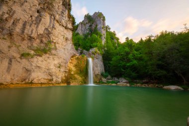Kastamonu Pnarba 'dan 12 kilometre uzaklıktaki Ilca Köyü sınırları içinde yer alan lica Şelalesi 15 metre yükseklikten düşer..