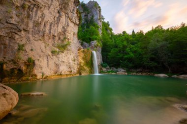Kastamonu Pnarba 'dan 12 kilometre uzaklıktaki Ilca Köyü sınırları içinde yer alan lica Şelalesi 15 metre yükseklikten düşer..