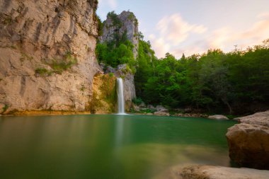 Kastamonu Pnarba 'dan 12 kilometre uzaklıktaki Ilca Köyü sınırları içinde yer alan lica Şelalesi 15 metre yükseklikten düşer..