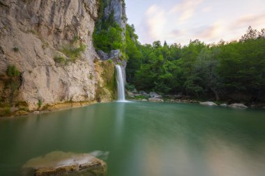 Kastamonu Pnarba 'dan 12 kilometre uzaklıktaki Ilca Köyü sınırları içinde yer alan lica Şelalesi 15 metre yükseklikten düşer..