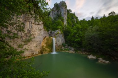 Kastamonu Pnarba 'dan 12 kilometre uzaklıktaki Ilca Köyü sınırları içinde yer alan lica Şelalesi 15 metre yükseklikten düşer..