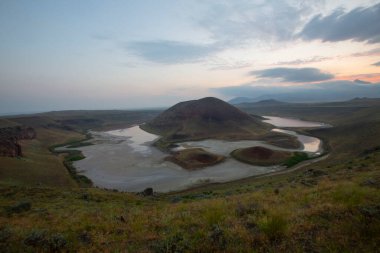 Meke Gölü Karapnar şehir merkezinin 7 km güneydoğusunda yer almaktadır..