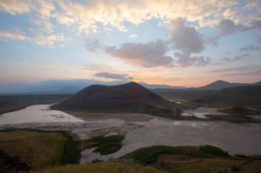 Meke Gölü Karapnar şehir merkezinin 7 km güneydoğusunda yer almaktadır..
