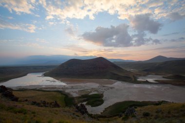 Meke Gölü Karapnar şehir merkezinin 7 km güneydoğusunda yer almaktadır..