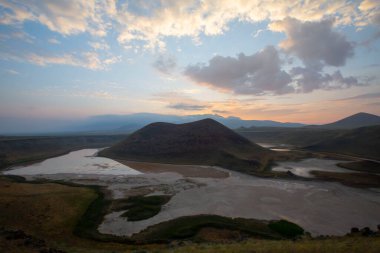 Meke Gölü Karapnar şehir merkezinin 7 km güneydoğusunda yer almaktadır..