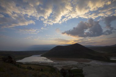 Meke Gölü Karapnar şehir merkezinin 7 km güneydoğusunda yer almaktadır..