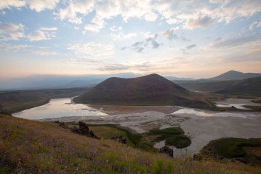 Meke Gölü Karapnar şehir merkezinin 7 km güneydoğusunda yer almaktadır..