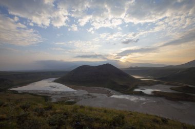 Meke Gölü Karapnar şehir merkezinin 7 km güneydoğusunda yer almaktadır..