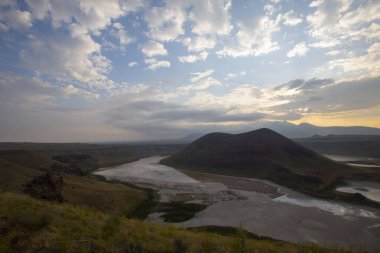 Meke Gölü Karapnar şehir merkezinin 7 km güneydoğusunda yer almaktadır..