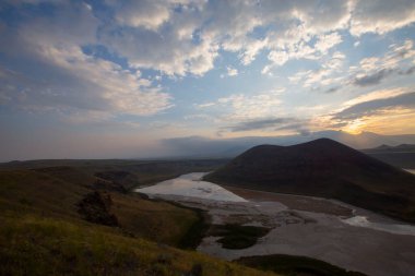 Meke Gölü Karapnar şehir merkezinin 7 km güneydoğusunda yer almaktadır..