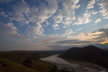 Meke Gölü Karapnar şehir merkezinin 7 km güneydoğusunda yer almaktadır..