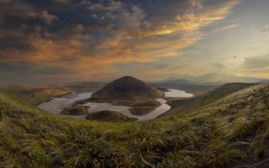 Meke Gölü. Karapnar 'dan 8 km uzakta. Volkanik ve tektonik bölgede siyah küflerle kaplı bir bölgedir..